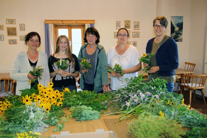 Am Tag davor banden Irmgard und Julia Nußbacher, Maria Murgg, Susanne Nußbacher und Elisabeth Krahser für die Kräuterweihe der Pfarren Kainach und Geistthal Kräuterbuschen.