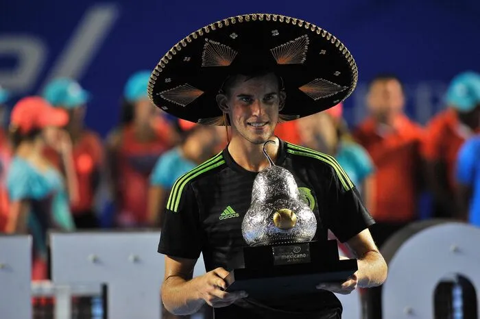 Nur zwei Wochen später gelang Thiem sein erster Coup abseits von Sand. Der Australier Bernard Tomic schaute dabei in drei Sätzen durch die Finger.