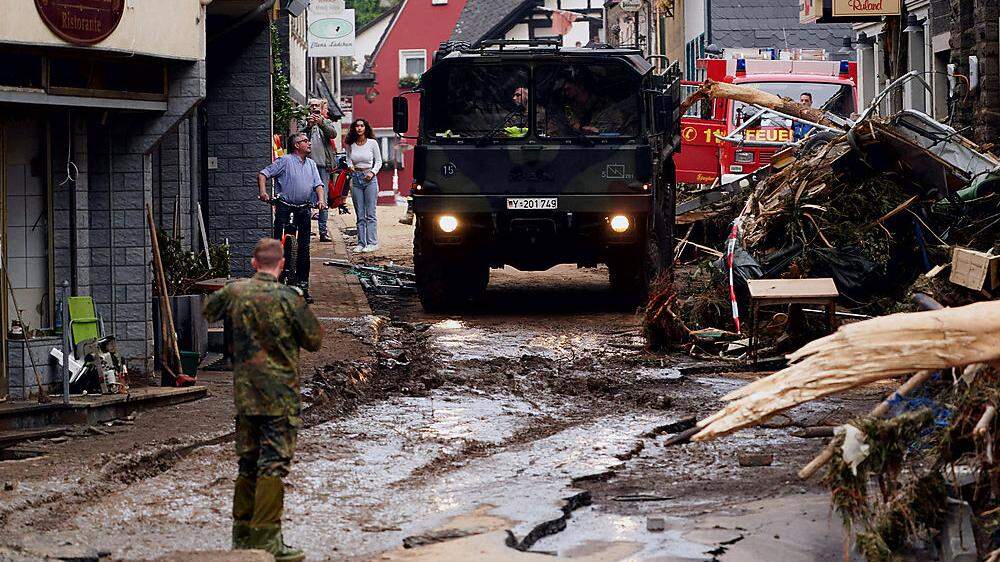 Fahrzeuge der Bundeswehr rücken in Altenahr an, um die Rettungsdienste zu unterstützen. 