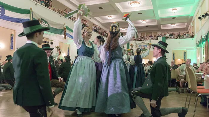 Immer für eine extravagante Polonaise zu haben: die Tänzerinnen und Tänzer des Trachtenvereins Roßecker