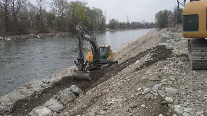 Seit Oktober hat der Verbund zwischen Wildon und Lebring einen neuen Hochwasserschutz errichtet. Dafür wurde die Mur in diesem Bereich um insgesamt zwei Meter abgesenkt - nach und nach, damit sich auch die Fische an den neuen Wasserstand gewöhnen konnten.