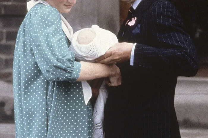 Am 21. Juni 1982 wurde er als ältester Sohn von dem heutigen König Charles und der damaligen Prinzessin von Wales, Diana, geboren.