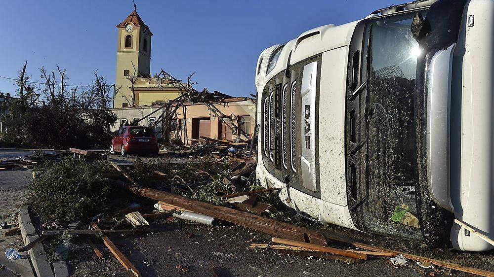Der Tornado riss auch diesen Bus um. 