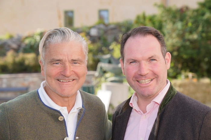 Winzer Erich Polz mit Lindenhof-Wirt Michael Berndl 