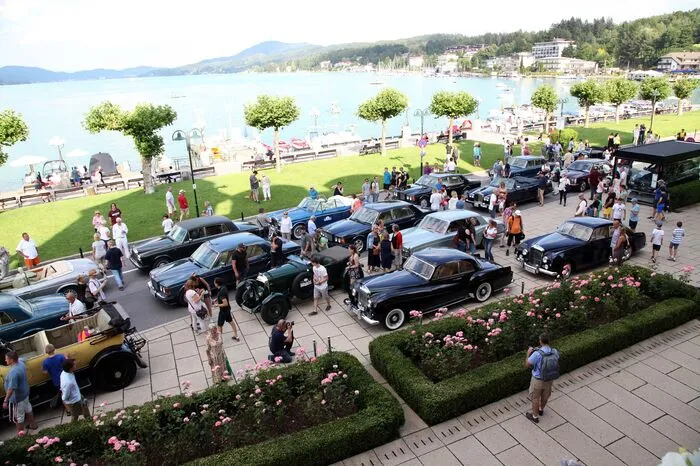 Rolls Royce und Bentley Parade vor dem Schloss Velden