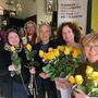 Die Mitglieder des Zonta Clubs Klagenfurt verkauften knallgelbe Rosen für den guten Zweck