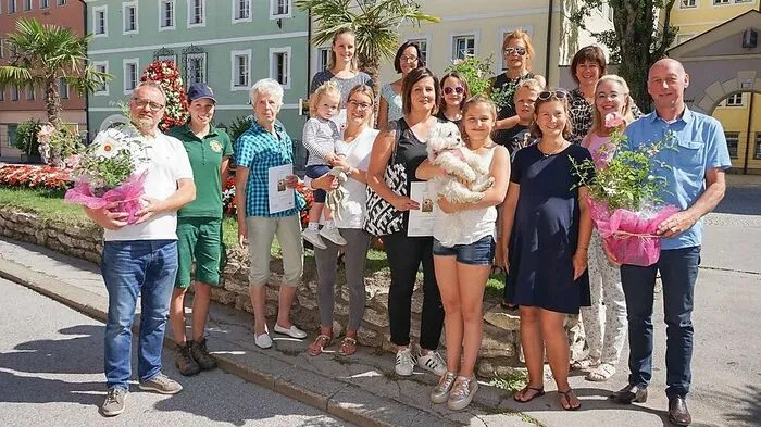 Die Gewinnerin des Hauptpreises Karla Kahlbacher (Bildmitte, schwarze Kleidung) und zahlreiche weitere Gewinner freuten sich über Rosenausstellung