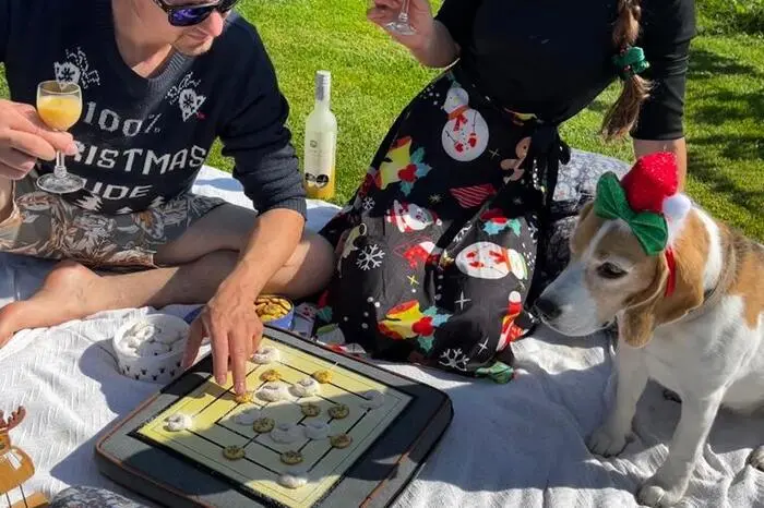 Christian Marhl aus Köflach ist bereits jetzt in Weihnachtsstimmung und feiert mit Vanillekipferl, Eierlikör und natürlich den passenden Outfits. 