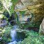 Durch die Grotte del Caglieron führt ein befestigter Steig 