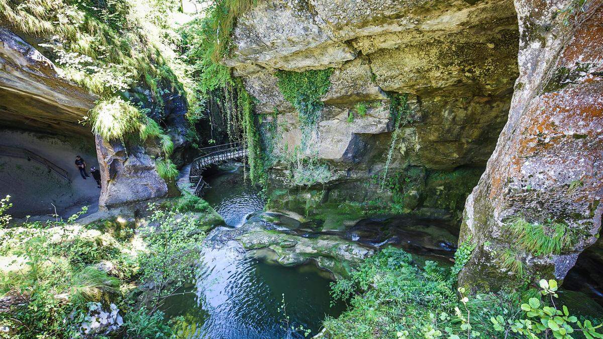 Durch die Grotte del Caglieron führt ein befestigter Steig 