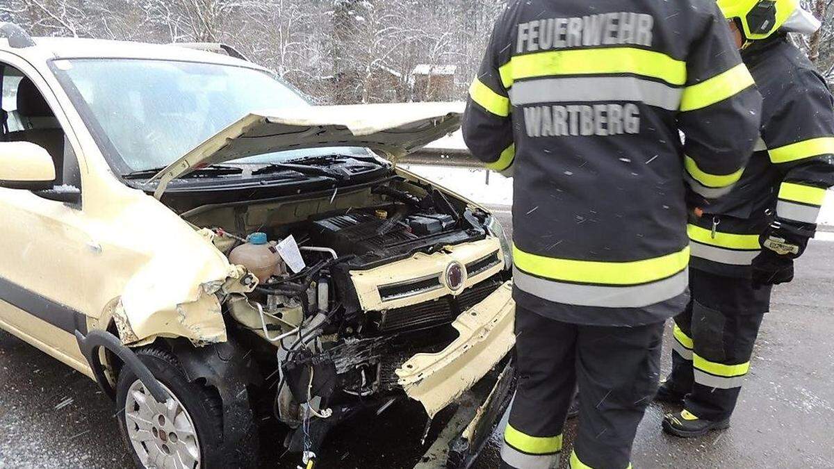 Das verunfallte Fahrzeug wurde  von den Kameraden der Feuerwehr zu einem Parkplatz gebracht