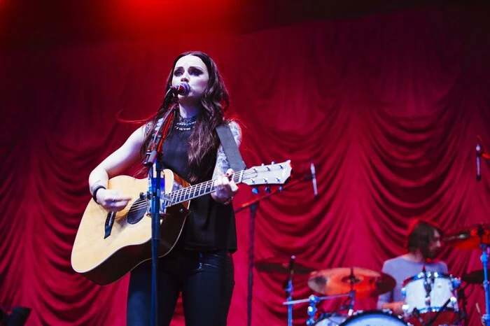 Mit einer halben Stunde Verspätung - das Gelände wurde zwischendurch komplett geräumt - trat dann Amy Macdonald auf.