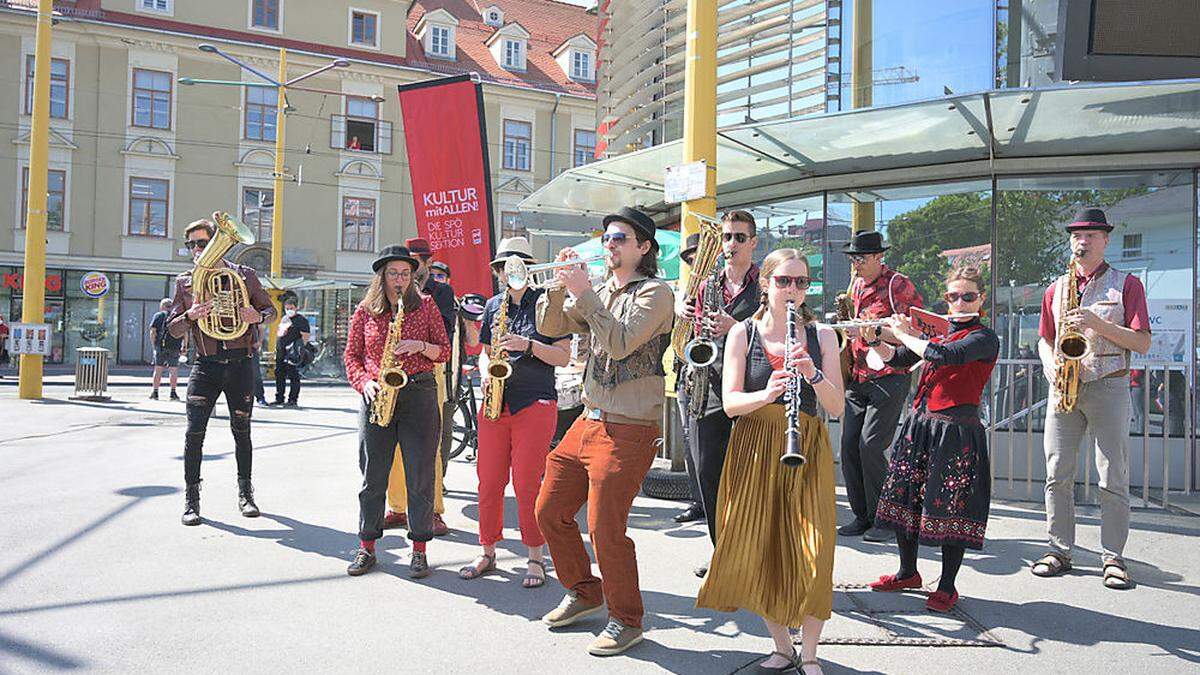 Das Masala Brass Kollektiv bei einer Kostprobe am Jakominiplatz