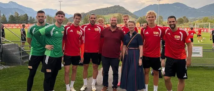 Die Fußballprofis des 1. FC Union Berlin mit Bürgermeister Christoph Zeiringer und Generalmanagerin des Imlauer Schloss Hotel Pichlarn, Ines Wohlmuther-Maier