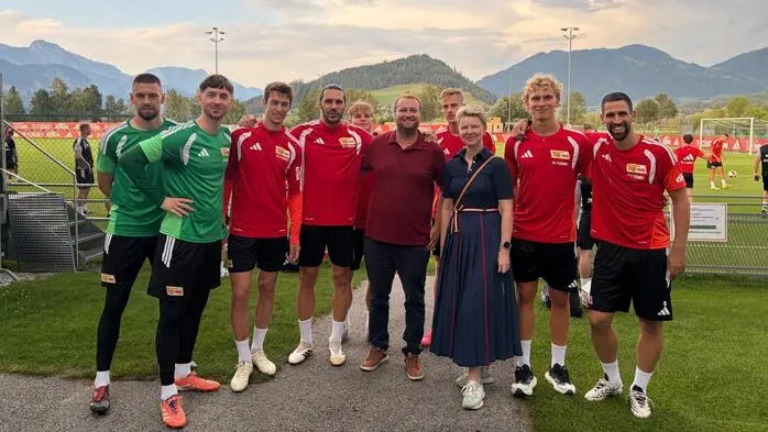 Die Fußballprofis des 1. FC Union Berlin mit Bürgermeister Christoph Zeiringer und Generalmanagerin des Imlauer Schloss Hotel Pichlarn, Ines Wohlmuther-Maier