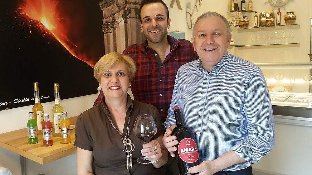 Vincenzo Arrigo mit seinen Eltern im neuen Lokal