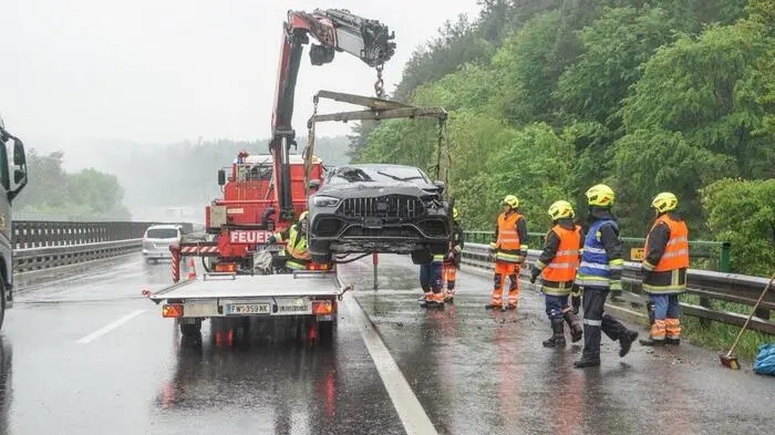 Der Wagen wurde mit dem Kran geborgen