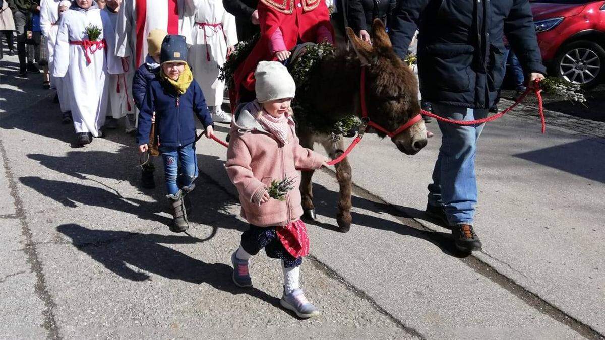 Der Einzug mit dem Esel zum Dorfplatz 