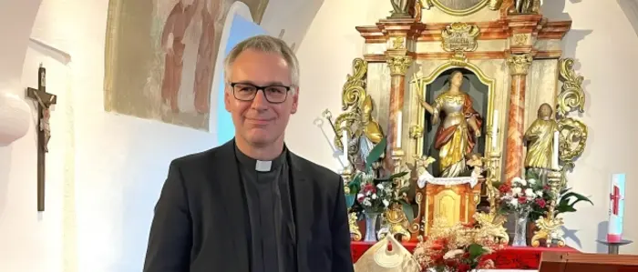 Pfarrer vor Altar