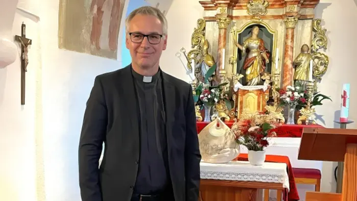 Pfarrer vor Altar