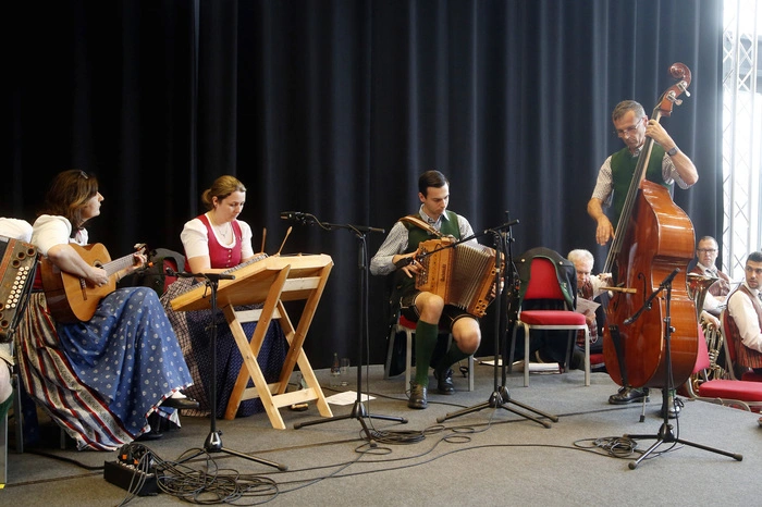 ...Die Übersbacher und Familienmusik Anhofer.