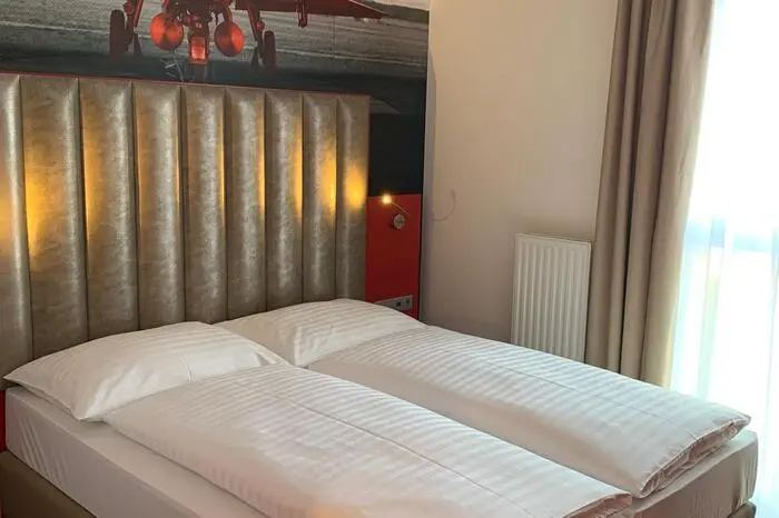 So sehen die Zimmer im Flughafen-Hotel aus ...