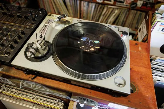Schallplatten gehen bis ins 19. Jahrhundert zurück. Die erste Vinyl-Langspielplatte kam 1930 auf den Markt. Wie die Kassetten feiern auch sie ein Comeback, vielerorts hat sie die Verkaufszahlen betreffend bereits die CD überholt. In Brasilien werden mittlerweile sogar mehr Schallplatten als DVDs verkauft.