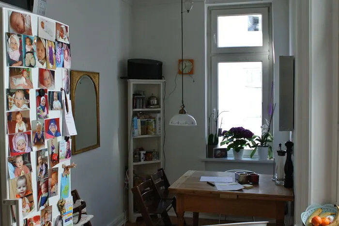 In der schmalen und dunklen Küche konnten sich die Familienmitglieder nie zusammensetzen. Heute wird dieser Raum besser genutzt - und zwar als Kinderzimmer.