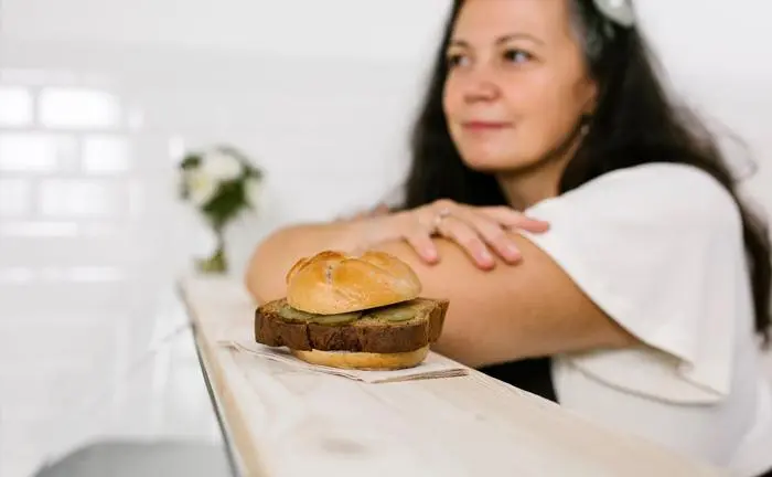 Silke Bernhardt mit ihrem "Dauerbrenner": Dem veganen Lebenkässemmel.