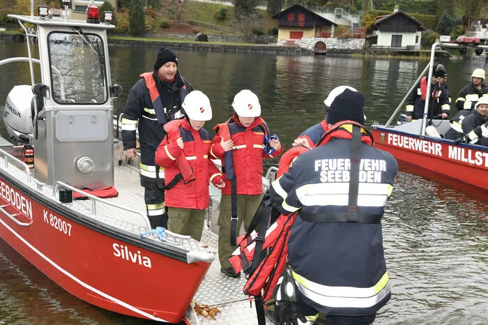 Gerettet: Eine wanderende, von Rauch und Feuer eingeschlossene Schülergruppe, dargestellt von Mädchen und Burschen der Jungfeuerwehrgruppe Seeboden, wurde zu allererst mit dem Boot in Sicherheit gebracht.