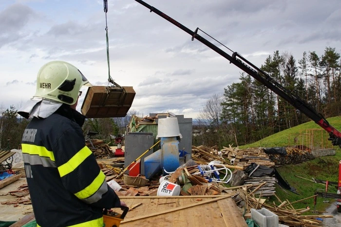 KHD-Trupps, also Katastrophenhilftrupps der Feuerwehr, aus allen Teilen Landes halfen ihren Kameraden bei den Aufräumarbeiten.