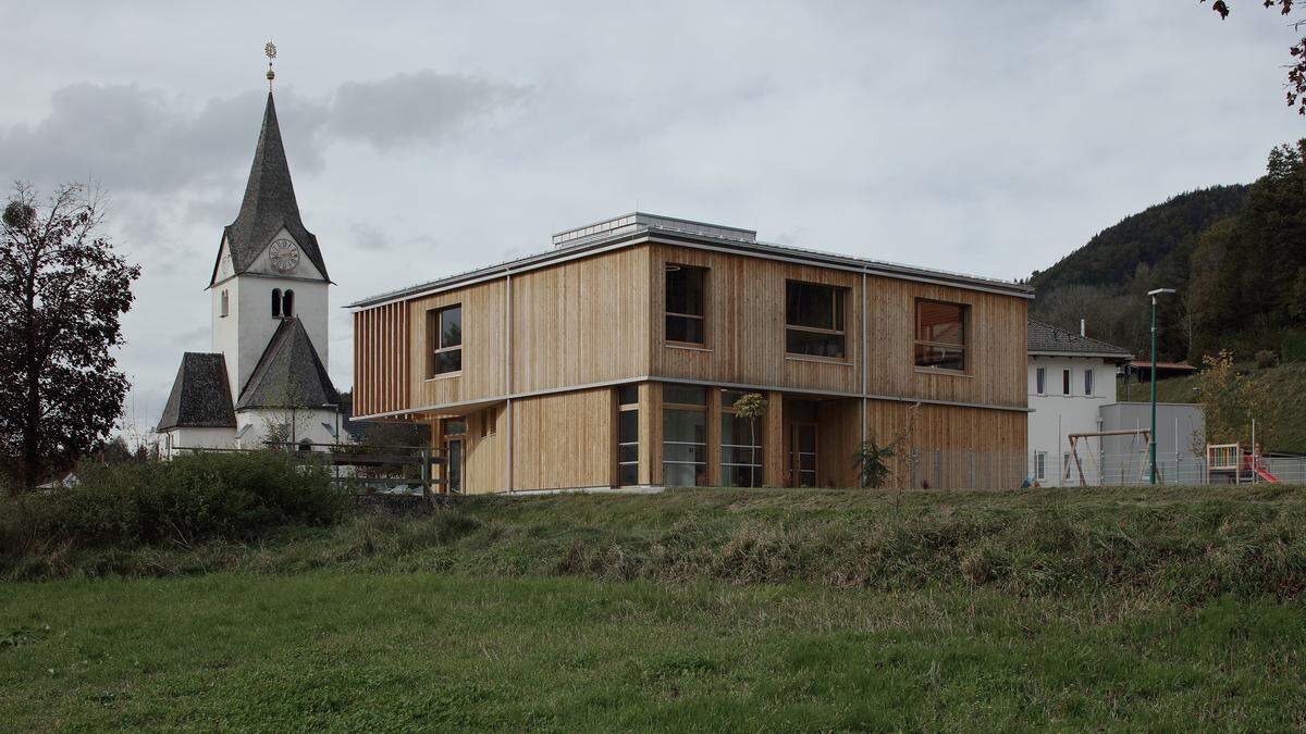 Die vom Büro Scheiberlammer in Ludmannsdorf (Kärnten) geplante Kinderkrippe, angebaut am bestehenden Kindergarten, erweitert den Ortskern um ein Begegnungszentrum