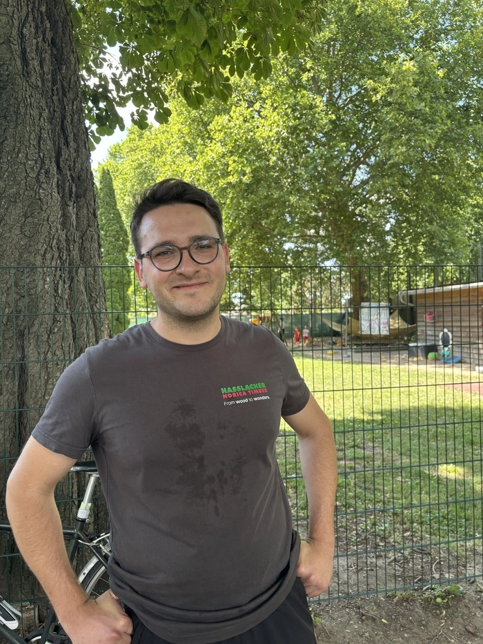 Lukas sucht im Outdoor-Gym einen Ausgleich 