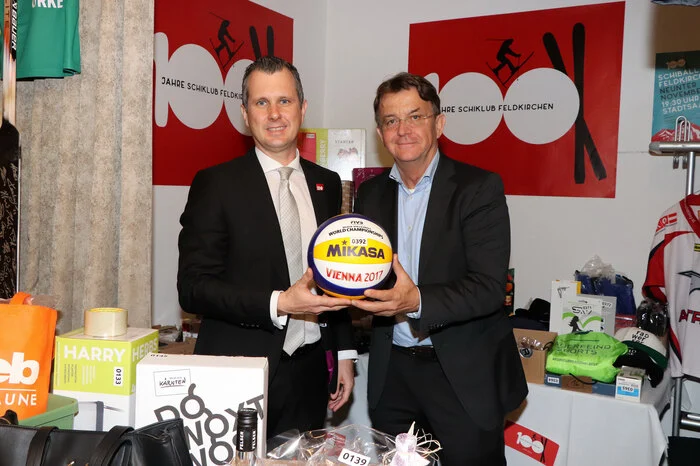 Am Foto von Links: Heimo Kofler (Obmann-Stvr.) und Hannes Jagerhofer. Zudem wartet auf die Ballgäste eine große Tombola mit wertvollen Preisen.