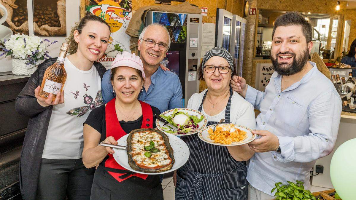 Servieren ein Stück Italien: Antonia und Loredana di Perna, &quot;Mama&quot; Maria und die  Mitarbeiter Rafaele und Marina