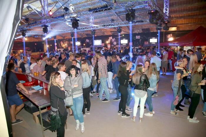 Und der Besucheransturm war vorprogrammiert. Hunderte Party-Fans waren am Samstag gekommen, um an diesem Abend so richtig loszulegen. 