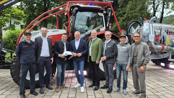Stellten das Pilotprojekt in Schladming vor: Schladmings HBI Gerald Petter, Christoph Steinmassl und Florian Kirchhamer (beide Steyr Traktoren), LH Mario Kunasek, Bgm. Hermann Trinker, Andreas Keinprecht (TV Schladming-Dachstein) und die Fahrzeug-Paten Christian Hoffmann und Klaus Leutgeb