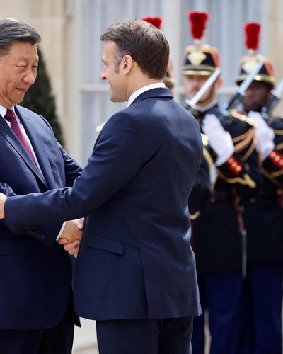 Frankreichs Präsident Emmanuel Macron begrüßt den chinesischen Präsidenten Xi Jinping in Paris