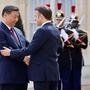 Frankreichs Präsident Emmanuel Macron begrüßt den chinesischen Präsidenten Xi Jinping in Paris