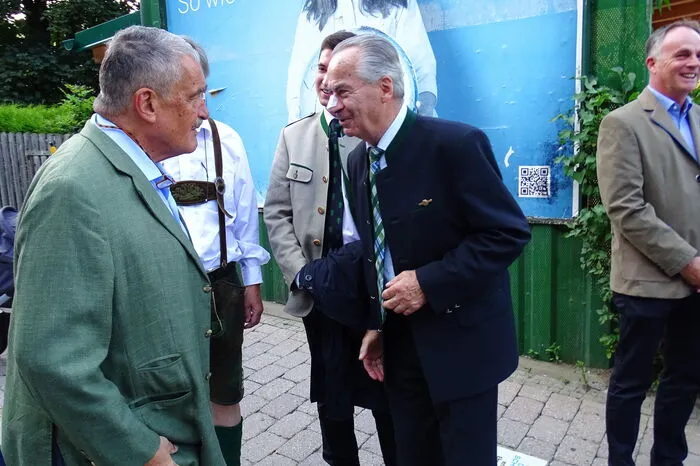 Der Platz trägt die Vornamen Schwarzenbergs, Karl Johannes Nepomuk Josef Norbert Friedrich Antonius Wratislaw Mena.