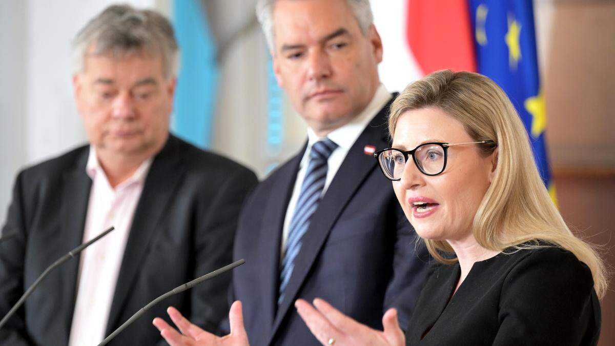 Vizekanzler Werner Kogler (Grüne) mit Bundeskanzler Karl Nehammer (ÖVP) und Familienministerin Susanne Raab (ÖVP) beim Pressefoyer