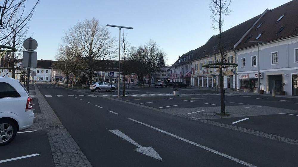Der Feldbacher Hauptplatz ist derzeit leer gefegt - man trifft kaum Menschen