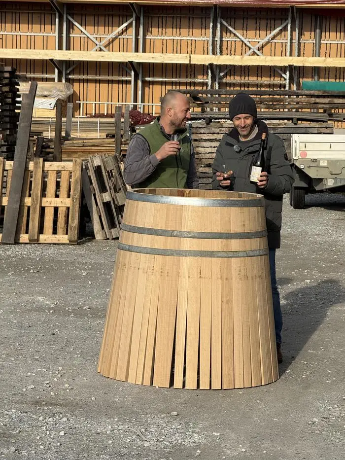 Im Gegensatz zu Edelstahltanks sind Holzfässer im wahrsten Sinne des Wortes nicht ganz dicht. Durch das Holz gelangen minimale Mengen Sauerstoff an den Wein und reagieren mit ihm.