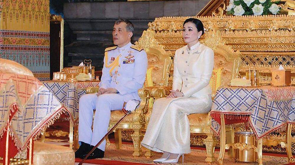 Maha Vajiralongkorn mit seiner vierten Frau Suthida Vajiralongkorn na Ayudhya  - sie war früher Stewardess, dann Leibwächterin und schließlich seit 2016 Generalin