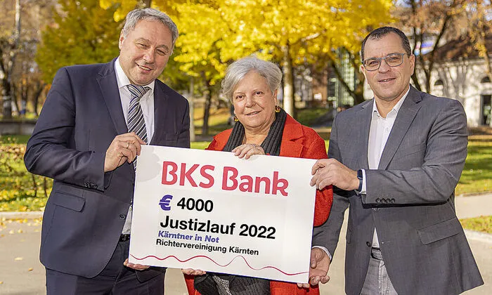 Manfred Herrnhofer (links) und Gernot Kanduth mit dem Scheck für "Kärntner in Not"-Kassierin Susanne Koschier