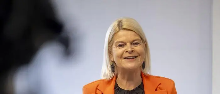 Klaudia Tanner am Podest