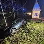Ein Auto nach einem Unfall | In einer Böschung war für den betrunkenen Lenker Endstation