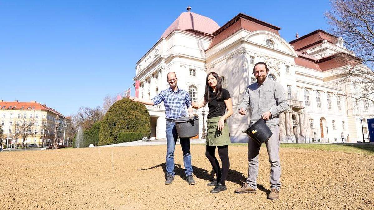 Künstlerin und Projektleiterin Anita Fuchs (Mitte) mit dem Biologen Philipp Sengl (links) und Tomas Stoisser von der Abteilung für Grünraum und Gewässer der Stadt Graz