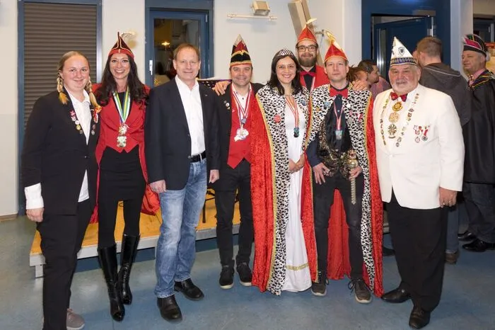 Nachdem der Narrenrat und die Garde mit Musik in den Saal einmarschiert sind, die Gäste von Präsidentin Gudrun Roth begrüßt wurden, verlas das Prinzenpaar - Ihre Lieblichkeit Isabell I und Prinz Siegfried I - die Proklamation.