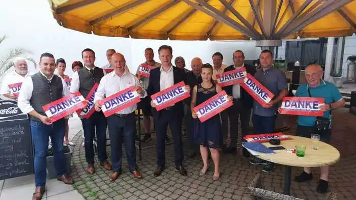Die südoststeirischen Vertreter der FPÖ bedanken sich bei den Wählern. In Bad Radkersburg dürfen sie sich über große Zugewinne freuen, in Tieschen hingegen schafften sie den Einzug in den Gemeinderat nicht. Bezirksobmann Walter Rauch: "Wir sind bezirksweit mit einem blauen Auge davon gekommen." Zu den Ergebnissen aus der Südoststeiermark geht es hier.